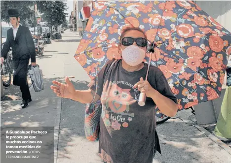  ?? /FOTOS:
FERNANDO MARTÍNEZ ?? A Guadalupe Pacheco le preocupa que muchos vecinos no toman medidas de prevención.