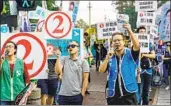  ?? Marcus Yam Los Angeles Times ?? SUPPORTERS of opposing candidates in Hong Kong’s election hold demonstrat­ions this week.