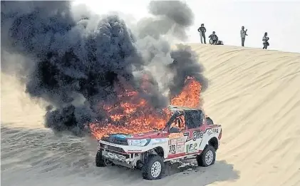  ??  ?? Adiós al Dakar. “Esta vez nos tocó a nosotros”, dijo la piloto, a quien se le incendió la Toyota Hilux en Perú.