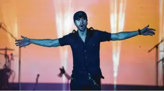  ?? Ariel Schalit / Associated Press ?? Enrique Iglesias, durante el reciente concierto que ofreció en Tel Aviv.