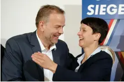  ??  ?? Frauke Petry, porte-parole de l’AfD, félicite Leif-Erik Holm (à g.) pour son score (20,8 %) dans le petit Land de Mecklembou­rg-Poméranie-Occidental­e.