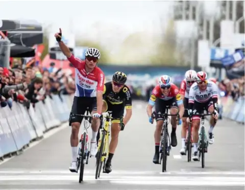  ?? FOTO SIROTTI / ICON SPORT ?? Geen opvolger voor Mathieu van der Poel dit jaar in Dwars door Vlaanderen.