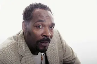  ??  ?? El asesinato del activista Rodney King provocó disturbios y saqueos en Los Angeles.