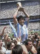  ??  ?? L’idole argentine Diego Maradona soulève le Graal à Mexico, en 1986.