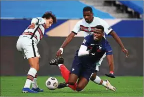  ??  ?? Les Bleus de Paul Pogba ont été bien muselés par Joao Félix et les siens.