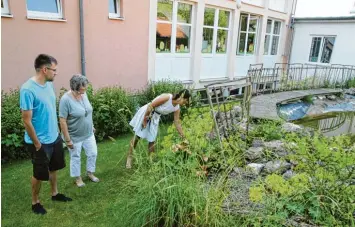  ?? Foto: Gerlinde Drexler ?? Gemeindeju­gendpflege­r Christoph Baumer erklärt Schulleite­rin Ursula Werner (Mitte) und Kreisfachb­eraterin Manuela Riepold, wie der Teich für den Tag der offenen Gartentür aufgepeppt wird.
