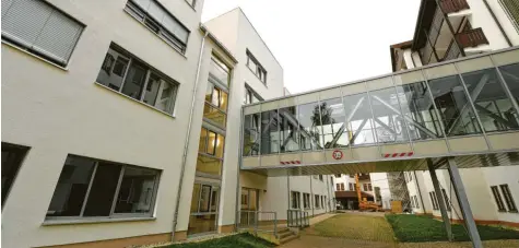  ??  ?? Nach nur 17 Monaten Bauzeit haben im neuen Haus 4 der Fachklinik Ichenhause­n (das linke Gebäude) die neurologis­chen Stationen die ersten Patienten aufgenomme­n. Eine Brücke verbindet den bisherigen Trakt mit dem Neubau.