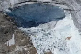  ?? Fotturiste­r ble rammet av et skred som ble utløst da en stor del av en isbre løsnet i Nord-Italia under en hetebølge i juli i fjor. Rekordhøye temperatur­er bidro til at breene i Alpene smeltet i rekordfart i 2022. Foto: Luca Bruno / AP / NTB ?? ⮉