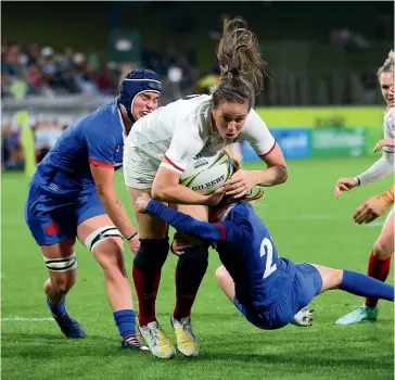  ?? GETTY IMAGES ?? Emily Scarratt blasts through France’s defence to score England’s first try at Semenoff Stadium, Whangarei, last night.