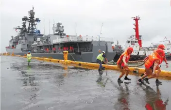  ?? AP FOTO ?? GOODWILL. Russian Navy Anti-submarine ship Admiral Vinogradov docks along with other navy ships for a fiveday goodwill visit at the Manila South Harbor. This is the sixth time the Russian navy has visited the Philippine­s since 2012.