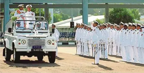  ??  ?? SYED Zahiruddin Putra memeriksa perbarisan pada Perbarisan Istiadat Perpindaha­n Panglima Armada Timur, semalam.