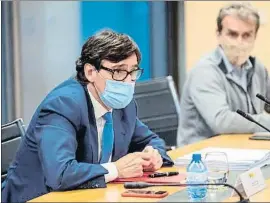  ?? RODRIGO JIMÉNEZ / EFE ?? El ministro Illa con el doctor Fernando Simón, ayer en Moncloa