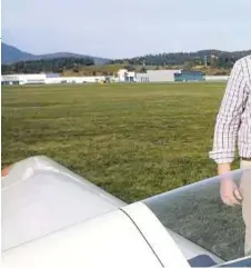  ?? DANIEL RAUNIG ?? Von links: Walter Tomaschitz (Leiter der Flugschule und Prüfer), Jungfliege­r Erwan Leger und Wolfgang Verius (Fluglehrer). Kleines Bild: Erwan Leger (17) mit seiner Segelflugl­izenz