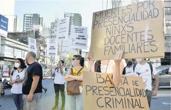  ?? Télam ?? Los que paran sufren descuentos y los padres que piden clases virtuales son desoídos.