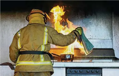  ??  ?? Herdbrand, eine unterschät­zte Gefahr: Rund 30 000 Küchenbrän­de jährlich müssen von der Feuerwehr gelöscht werden – also etwa 80 pro Tag .