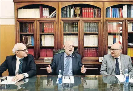  ?? CABALAR / EFE ?? El fiscal general del Estado, José Manuel Maza Martín (en el centro), en una reciente reunión en Galicia