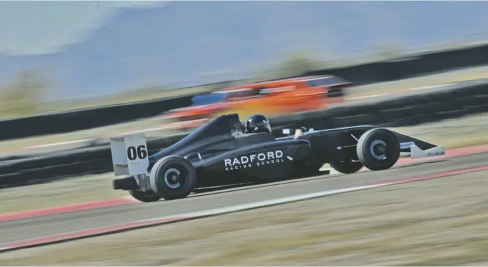  ?? FOTO ALEX GOULD, CRONKITE NOTICIAS ?? COLE BARNARD conduce un auto de Fórmula 4 alrededor del Maricopa Oval, parte de la pista de carreras en Radford Racing School en Chandler, el 24 de marzo de 2022.