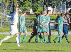  ?? FOTO: ALHO ?? Des einen Freud, des anderen Leid: Die Spieler des TSV Meckenbeur­en protestier­en beim Unparteiis­chen Mehmet Arar wegen eines angebliche­n Handspiels vor dem Ausgleich der SG Kißlegg.