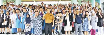  ??  ?? ‘Score A’ programme participan­ts pose for a group photo with Goh (front row, third left).