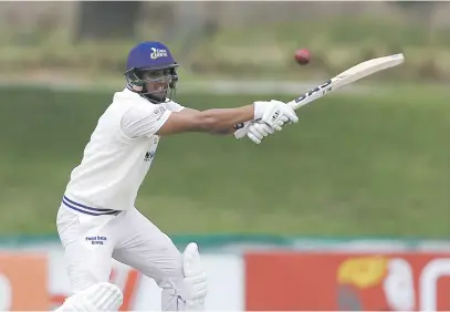  ?? Picture: Gallo Images ?? EASY DOES IT. Cobras all-rounder Jason Smith scored a patient 85 on the second day of their CSA 4-day series match against the Knights at Boland Park yesterday.