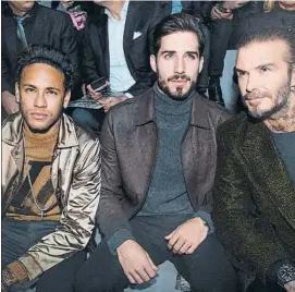  ?? FOTO: EFE ?? Neymar, ayer en un desfile de moda Con Beckham y un compañero, el meta Trapp