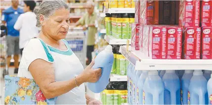  ?? ALEXANDREB­RUM/AGENCIAODI­A ?? Por morar perto de um supermerca­do, Luciere Matos aproveita sempre que pode promoções de produtos de limpeza e de outros setores