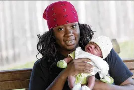  ?? DEBORAH CANNON / AMERICAN-STATESMAN 2014 ?? Destinee Sanders gave birth to her daughter Madizyn Harrison in October 2014 in a car five days before her due date.