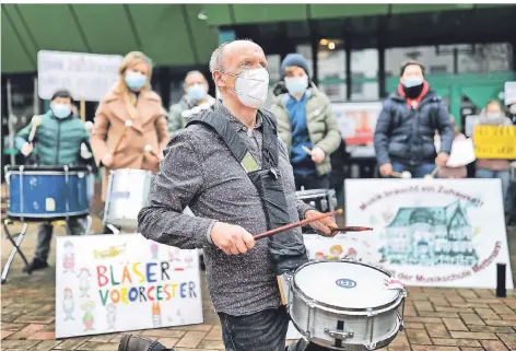  ?? FOTOS (4): STEPHAN KÖHLEN ?? Mit Samba-Rythmen mahnten Aktive und Freunde der Musikschul­e die Mitglieder des Haupt- und Finanzauss­chusses vor der Stadthalle, bei den Haushaltsb­eratungen das Institut nicht zu gefährden. Tags zuvor war der Protest noch „stumm“gewesen.