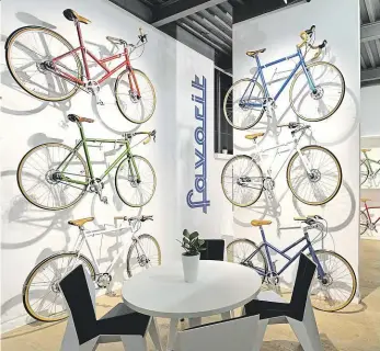  ?? Foto: ČTK ?? V cyklosalon­u Firma otevřela showroom na pražských Vinohradec­h (vlevo) se svými modely. Od předrevolu­čních bicyklů se nové modely liší – jsou z karbonu, místo řetězu mají řemen a změnila se konstrukce (dole).