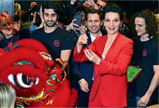  ??  ?? Le 8 mars, à l’occasion de la Journée internatio­nale des femmes, l’actrice française Juliette Binoche a participé au banquet offert par le Club des leaders commerciau­x chinois en France.