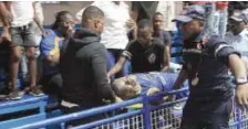  ?? DR ?? Atleta do Petro de Luanda-b caiu inanimado durante o jogo com o Interclube