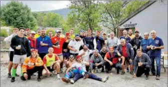  ?? ?? Fixée pour l’éternité, la photo du groupe de joueurs et de dirigeants lors du stage en Ariège