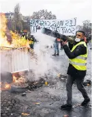  ??  ?? Manifestan­tes construyen una barricada en la protesta de ayer.