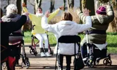  ?? Foto: Jan Woitas/tmn ?? Rollator-Yoga: Soziale Interaktio­n ist maßgeblich, um lange gesund zu bleiben.