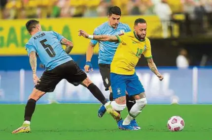  ?? EFE ?? Neymar hizo la noche difícil a los uruguayos, quienes únicamente lograron descontar mediante un tiro libre cobrado por Luis Suárez.