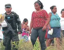  ??  ?? ESCENA. Al pequeño lo encontraro­n en una loma en la colonia 7 de Septiembre, hasta donde llegó su madre.