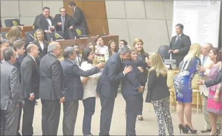  ??  ?? En fila y entre bromas, los senadores se encolumnar­on ayer para saludar a la reconocida profesora de danzas Zully Vinader, a quien el presidente Fernando Lugo entregó una placa conmemorat­iva por su destacada trayectori­a.