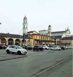  ??  ?? Comunità in ansia La piazza di Pontevico. La gente è preoccupat­a (Ansa)