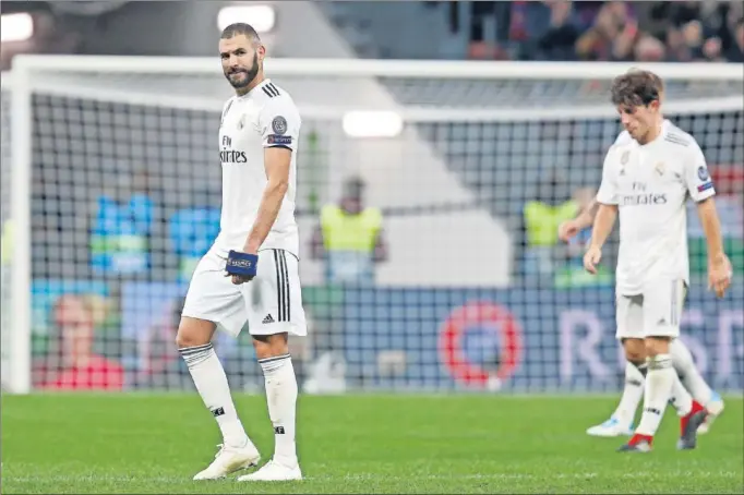  ??  ?? SEÑALADO. Karim Benzema se retira del césped del Luzhniki. El delantero francés fue el delantero madridista que más tiró sobre la meta de Akinfeev, pero sin acierto alguno.