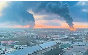  ?? FOTO: KIRILL IVANOV/TASS/IMAGO ?? Im Brjansk steht Ende April ein Öllager in Flammen. Laut russischen Angaben wurde niemand verletzt.