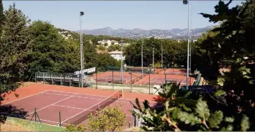  ?? (Photo archives Dominique Leriche) ?? Le “match” entre la Ville et la section tennis du CSMS au sujet de l’occupation du complexe Barban ne devrait plus tarder à prendre fin.