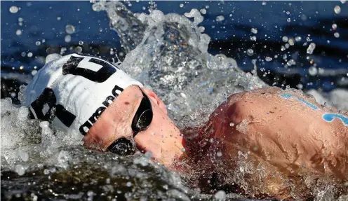  ?? FOTO: AL BELLO / GETTY IMAGES ?? Florian Wellbrock schwimmt in der Bucht von Tokio der Konkurrenz weit voraus und siegt mit 25 Sekunden Vorsprung.