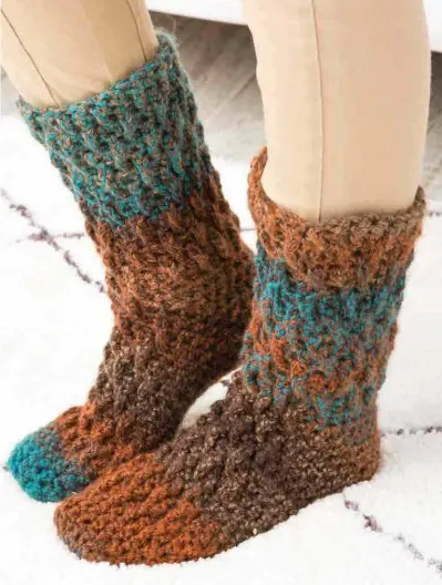  ??  ?? Perfect for lounging around the house! Keep your feet warm and cozy in a pair of these chunky, quick-to-make socks.