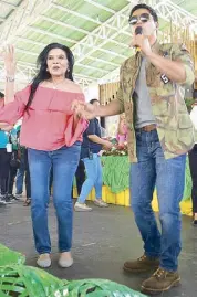  ??  ?? Baby and Coco regale the crowd (including educators) with a dance performanc­e in San Carlos City, also in Pangasinan