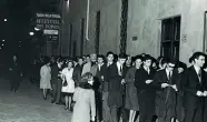  ??  ?? Il pubblico in coda al Teatro della Pergola nel 1960