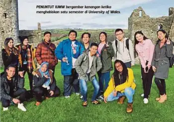  ??  ?? PENUNTUT IUMW bergambar kenangan ketika menghabisk­an satu semester di University of Wales.