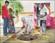 ?? HT PHOTO ?? Prime Minister Narendra Modi carrying out ‘shramdan’ at the foundation of a toilet in Shahanshah­pur on Saturday .