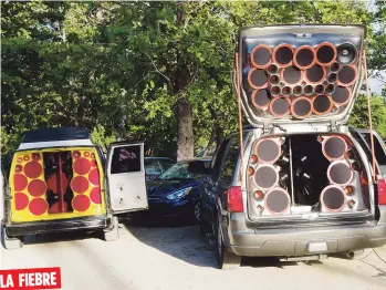  ??  ?? Estos boom cars en ocasiones efectúan un “voceteo” o competició­n para determinar cuál de ellos tiene el sonido más alto con la mejor calidad. Se les ven en festivales como el de la Novilla, en la playa y en conciertos de música.