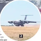  ?? ?? 2 2. Modelo. Un avión ruso Il-76 a punto de despegar.