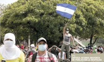  ?? AP ?? Quejas. Un manifestan­te ondea una bandera de Nicaragua durante una protesta ayer cerca de la Universida­d Politécnic­a, en Managua. (+)
ORTEGA AFIRMA MAYORÍA DE POBLACIÓN LE RESPALDA